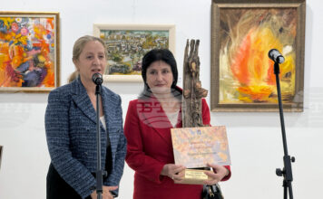 Мария Игнатова е носителят на голямата награда в 25-ия Есенен салон в Казанлък Мария Игнатова е носителят на голямата награда в 25-ия Есенен салон в Казанлък