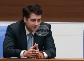 Минималната работна заплата трябва да се повишава плавно, за да не губи икономиката конкурентоспособност, смята вицепремиерът Пеканов Минималната работна заплата трябва да се повишава плавно, за да не губи икономиката конкурентоспособност, смята вицепремиерът Пеканов
