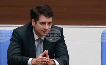 Минималната работна заплата трябва да се повишава плавно, за да не губи икономиката конкурентоспособност, смята вицепремиерът Пеканов