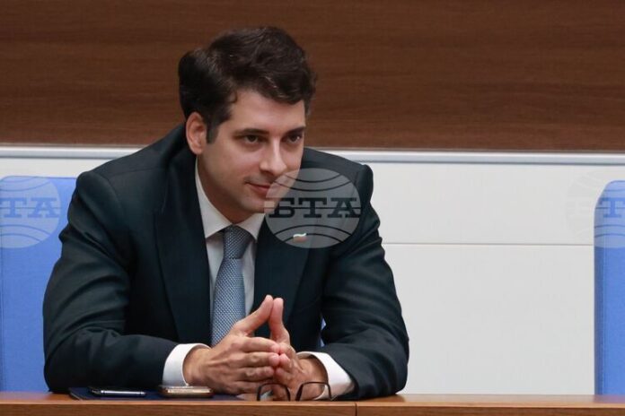 Минималната работна заплата трябва да се повишава плавно, за да Минималната работна заплата трябва да се повишава плавно, за да не губи икономиката конкурентоспособност, смята вицепремиерът Пеканов