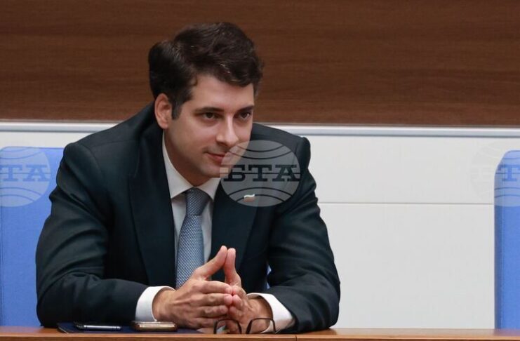 Минималната работна заплата трябва да се повишава плавно, за да не губи икономиката конкурентоспособност, смята вицепремиерът Пеканов
