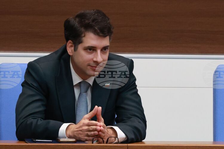 Минималната работна заплата трябва да се повишава плавно, за да не губи икономиката конкурентоспособност, смята вицепремиерът Пеканов
