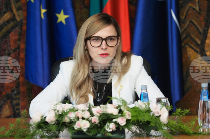 Министърът на външните работи Петрова ще направи официално посещение в Нидерландия