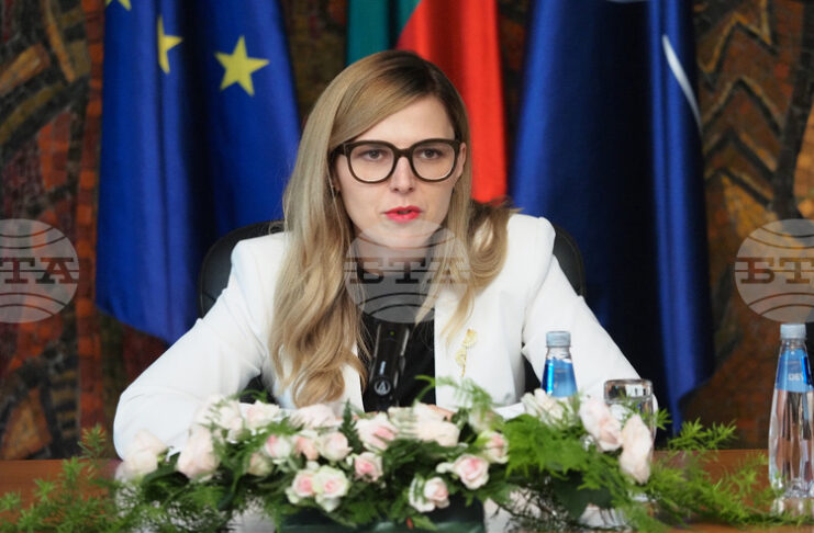 Министърът на външните работи Петрова ще направи официално посещение в Нидерландия