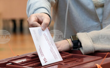 ОБНОВЕНА Партията на премиера Кулбергс е начело според екзитполове за парламентарните избори в Латвия ОБНОВЕНА Партията на премиера Кулбергс е начело според екзитполове за парламентарните избори в Латвия