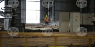 афинерията за катодна мед в завода на "Аурубис България" до Пирдоп