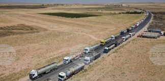 Петролът поевтинява леко, но се насочва към седмичен ръст заради рисковете за доставките от Близкия изток