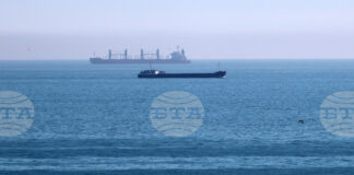 Пожар е избухнал днес на кораб в Черно море край бреговете на Румъния; 8 души са в неизвестност; причината за пожара към момента е неизвестна