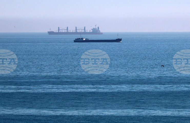 Пожар е избухнал днес на кораб в Черно море край бреговете на Румъния; 8 души са в неизвестност; причината за пожара към момента е неизвестна