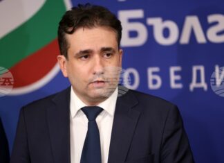 Правителството планира да скрие бюджета до изборите, защото ще има още разочароващи неща, каза съпредседателят на "Да, България" Божидар Божанов