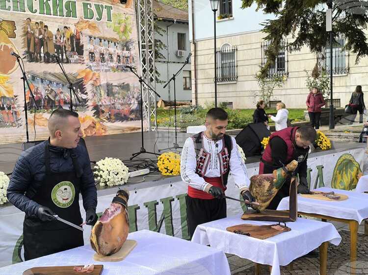 Празникът на Еленския бут събра производители и гости във възрожденска Елена