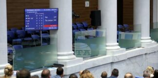 При първия опит за регистрация в пленарната зала нямаше кворум