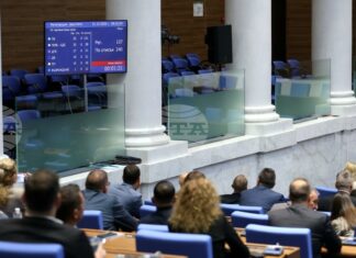 При първия опит за регистрация в пленарната зала нямаше кворум