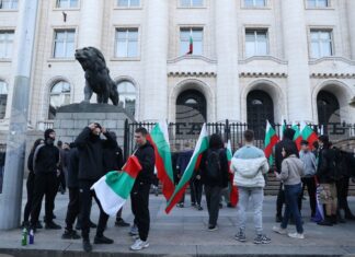 Протестиращи се събраха пред Съдебната палата в София с настояване за нулева миграция