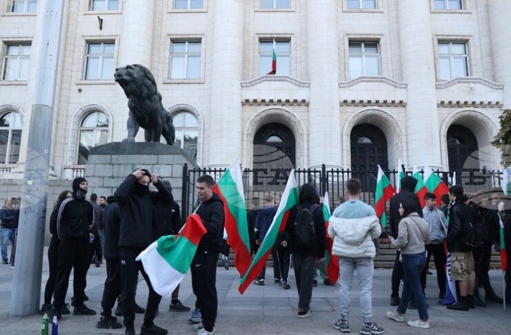 Протестиращи се събраха пред Съдебната палата в София с настояване за нулева миграция