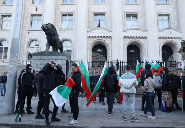 Протестиращи се събраха пред Съдебната палата в София с настояване за нулева миграция
