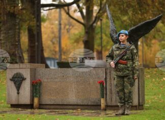 С военен ритуал и поднасяне на цветя ще бъде отбелязан Денят на военния парашутист в София