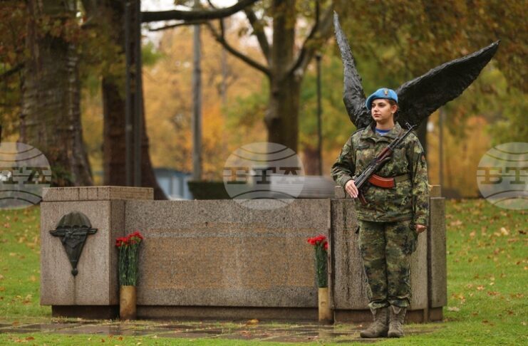 С военен ритуал и поднасяне на цветя ще бъде отбелязан Денят на военния парашутист в София