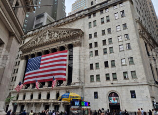 Технологичният индекс Nasdaq достигна рекордно равнище, след като по-слабите данни за заетостта в САЩ намалиха очакванията за повишение на лихвите от УФР