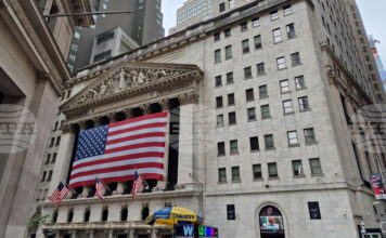 Технологичният индекс Nasdaq достигна рекордно равнище, след като по-слабите данни за заетостта в САЩ намалиха очакванията за повишение на лихвите от УФР