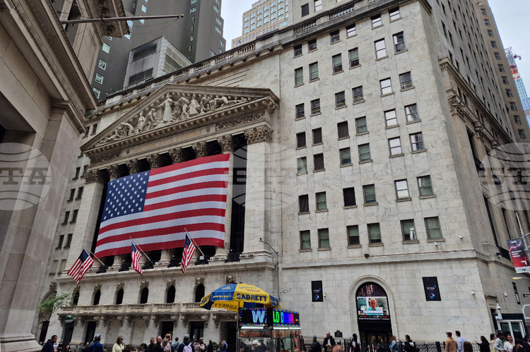 Технологичният индекс Nasdaq достигна рекордно равнище, след като по-слабите данни за заетостта в САЩ намалиха очакванията за повишение на лихвите от УФР