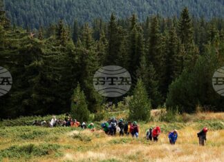Условията за туризъм в планините са добри, но следобед се очаква влошаване на времето, съобщиха от ПСС към БЧК