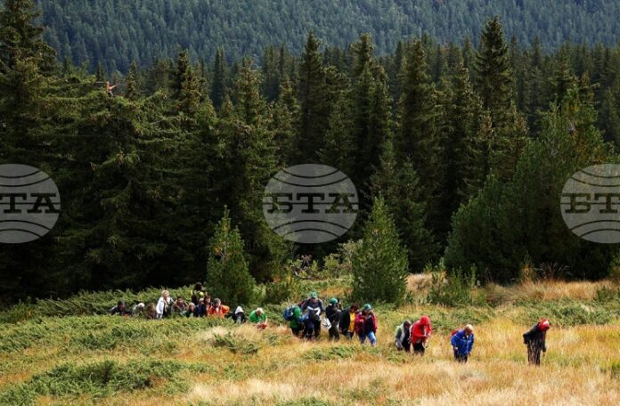 Условията за туризъм в планините са добри, но следобед се очаква влошаване на времето, съобщиха от ПСС към БЧК