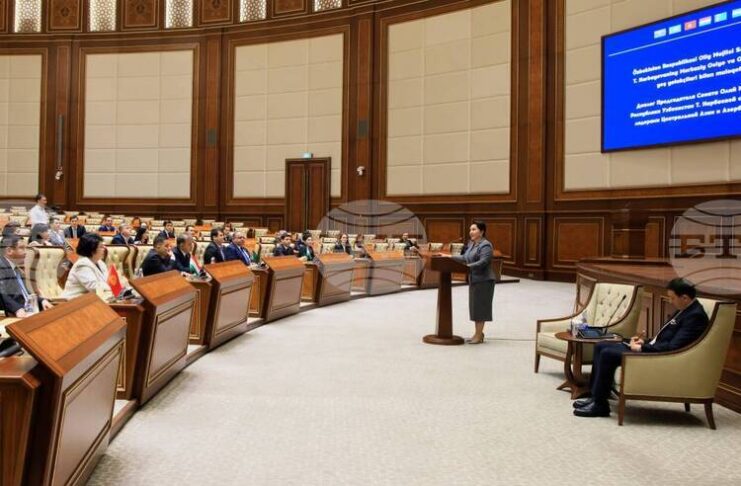 УзА: В горната камара на узбекистанския парламент се състоя среща представители на чуждестранни делегации