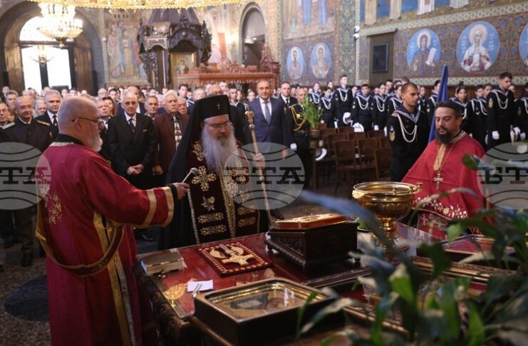 Варненският и Великопреславски митрополит Йоан отслужи тържествен молебен за 145-годишнината на Висшето военноморско училище „Никола Й. Вапцаров“