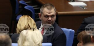 Впечатлен съм от г-жа Йотова – за първи път във вчерашния ден тя стана президент, много съм доволен, каза Делян Пеевски