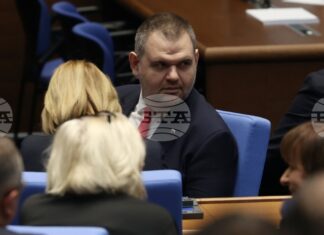 Впечатлен съм от г-жа Йотова – за първи път във вчерашния ден тя стана президент, много съм доволен, каза Делян Пеевски Впечатлен съм от г-жа Йотова – за първи път във вчерашния ден тя стана президент, много съм доволен, каза Делян Пеевски